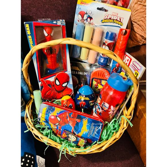 Spider Man gift basket bundle 50 x 70 soft throw with matching pillow action fig - Picture 6 of 6